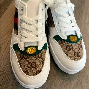 NEW Comfy and elegant sneakers! SIZE 8